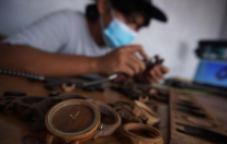 Pekerja menyelesaikan pembuatan jam  tangan kayu di salah satu industri  kerajinan rumahan di Malang, Jawa Timur pada hari Kamis, 2 Maret 2023 |  ANTARA FOTO/Irfan Sumanjaya (antaranews.com). 